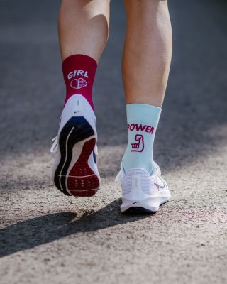 GIRL POWER 🔥🩷 Každá z nás má v sobě sílu a tohle motto ti chce říct „hej, jsi dobrá“ ! Funkční ponožky, merino, čelenka...