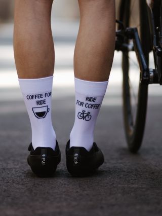 Chytit trochu podzimního slunce a o kapku víc dopaminu pak nasát z kafíčka ☕️ teď je doba kdy má kolo, slunce a kofein...