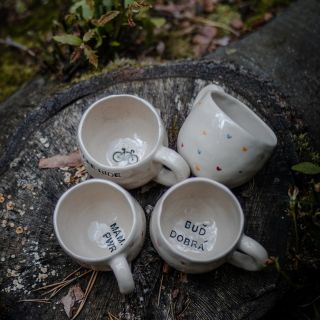 Kromě ponožek najdete v sekci DOLADIT SE taky další kousky ☺️ třeba hrnečky s mottem nebo čelenky do setu, storylepky a...