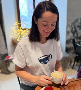 Na zimní kafíčka, pohodlí a pohodu máme taky trička! Moje kresby, který se (snad) dotknou tvojí duše jako obejmutí,...